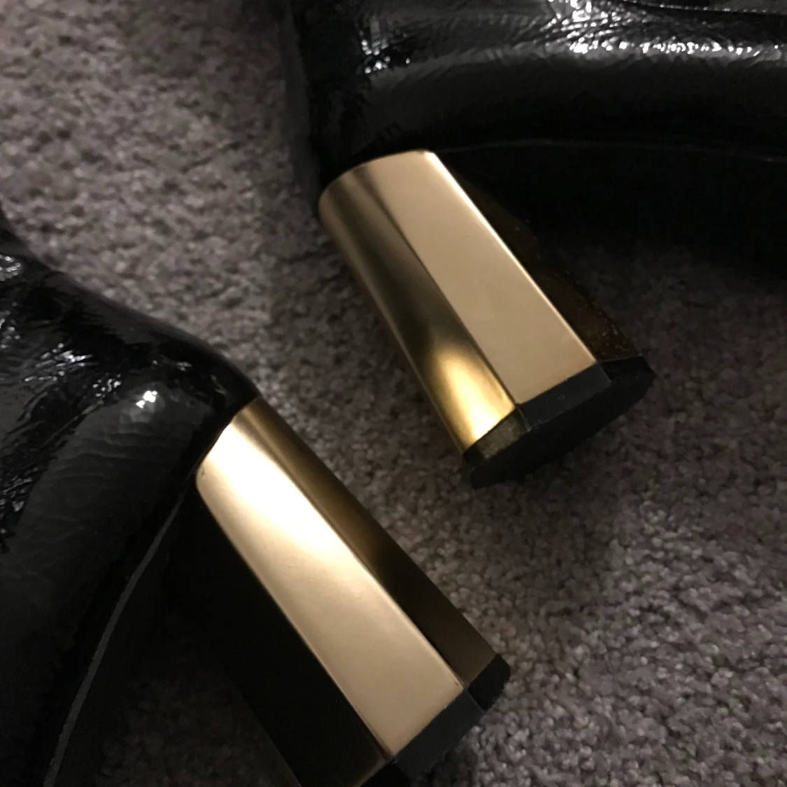 Svarta klackskor med guldklack i storlek 38 - 90