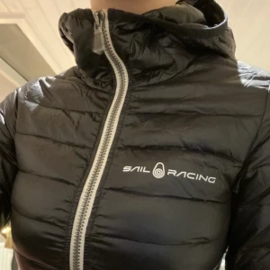 Svart tunn dunjacka  - Använd men absolut inte sönder på nått sätt