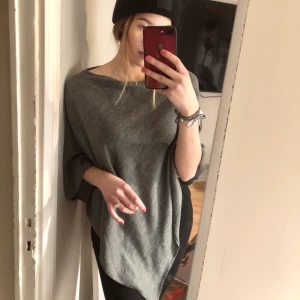 Poncho - Tunn grå stickad poncho, jättefin att ha som den är eller över en skjorta