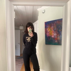 Tröja från Calvin Klein - Häftig vintagetröja från Calvin Klein. Trycket är aningen sprucket men i övrigt gott skick. Storleken är XL men passar mig bra som är M i tjejstorlekar