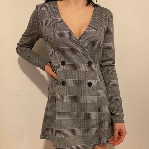 H&M kostym med shorts - Hej 👋🏼 elegant kostym med shorts under, ser ut som kjol. Ganska djup V hals. Lägsta bud: 90