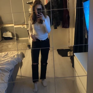 Straight jeans med hål - Snygga gråsvarta raka jeans med hål på knäna. Sitter så snyggt och är jätte stretchiga🤍