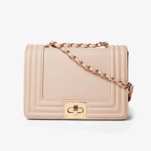 Helt ny väska/ Ljusrosa/ guldkedja/ Från Dorothy Perkins - Helt ny och oanvänd väska i ljusrosa/ nude från märket Dorothy Perkins. Kedja i roséguld. Kan användas som axel- och crossbodyväska. Flera innerfack i väskan. Mått: 23x16 cm. Djup: 7 cm. Säljes då jag har för många väskor ;) Skriv gärna vid frågor :)