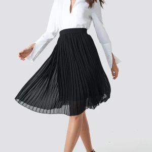 Nakd kjol ( VIT ) - Säljer min nakd kjol, använd ca 2 gånger. Min kjol är VIT och det ända som skiljer med kjolen på bilden är då färgen och detaljen jag lagt till som ni kan se! Säljer för 170 kr köp eller buda! 😊 ni står för frakten , om ni har en fråga kom privat😊