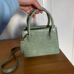 Ljusgrön söt liten väska som inte har kommit till användning. Den är oanvänd. Väldigt trendig design.