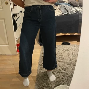 Weekday jeans - Ett par vida jeans från Weekday ”Vida demon trs harbor blue”. Dom sitter tight ovanför midjan på mig. Storlek: 42