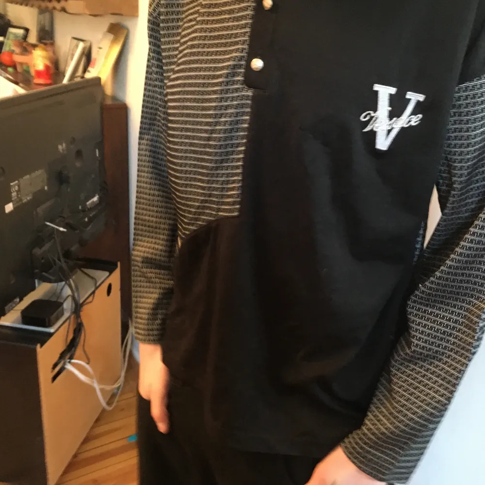 Svart/silvrig Versace skjorta, med medusaheads som knappar. M/L. Skjortor.