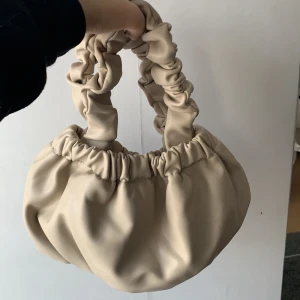 Nakd väska - Säljer nu denna helt oanvända gulliga väskan ifrån Lisas kollektion med nakd, väskan är jättefin och är helt oanvänd. Köpt för 199kr, köparen står för frakten❤️