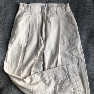Weekday Milano trousers  - Beiga svin snygga byxor från Weekday! Dessa har vart en favvo hos mig men är tyvärr för små nu. Har fyra fickor. Har jätte fin passform, speciellt i midjan, och bra benlängd.