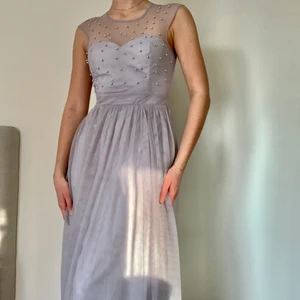 Balklänning  - Fin balklänning i tyll från Little Mistress använd vid ett tillfälle, en pärla på överdelen har lossnat (se sista bilden). Storlek 34. Färgen är mest lik första bilden 💙                                                                 Kolla gärna in mina andra annonser! 