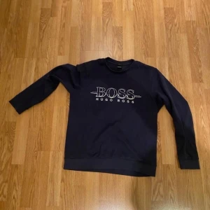 Hugo Boss Crewneck Storlek Medium - Säljer min tröja då jag ej använder den längre och har bytt stil, möts upp eller skicka