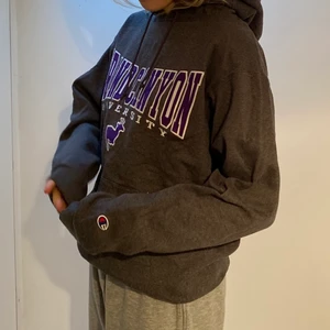Vintage Champion hoodie - Cool mörkgrå vintage Champion hoodie i storlek M. Modellen är 164 & har vanligtvis XS/S. Lyssnar på bud från 300kr + frakt! 