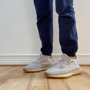 Yeezy 350 v2 - Säljer nu mina Yeezys då jag köpt andra och börjar växa ur dem. De är legitcheckade och var köpta begagnade och har därför inget kvitto.   Passformen är lite tajt men väldigt skön, passar nog en 39a med lite plats till en 41 som sitter åt utan skav. Perfekt som födelsedagspresent, sen julklapp eller bara en gåva 🎁                                                Viktigt: Priset kan diskuteras men uppskattar om det inte kommer skambud😁  Jag tar ej emot returer! Köpta för 2500 kr (begagnade) och nypris är runt 4500 kr till 8000 kr Kondition: 7,5/10, tyget är i gott skick men sulan har en del småskador som går att laga, kommer med allt som nya gör