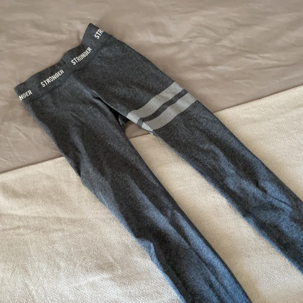 Jättefina tights från stronger i storlek xs. Säljer pga har så många. Jag är i vanliga fall en storlek s men dessa passar. . Jeans & Byxor.