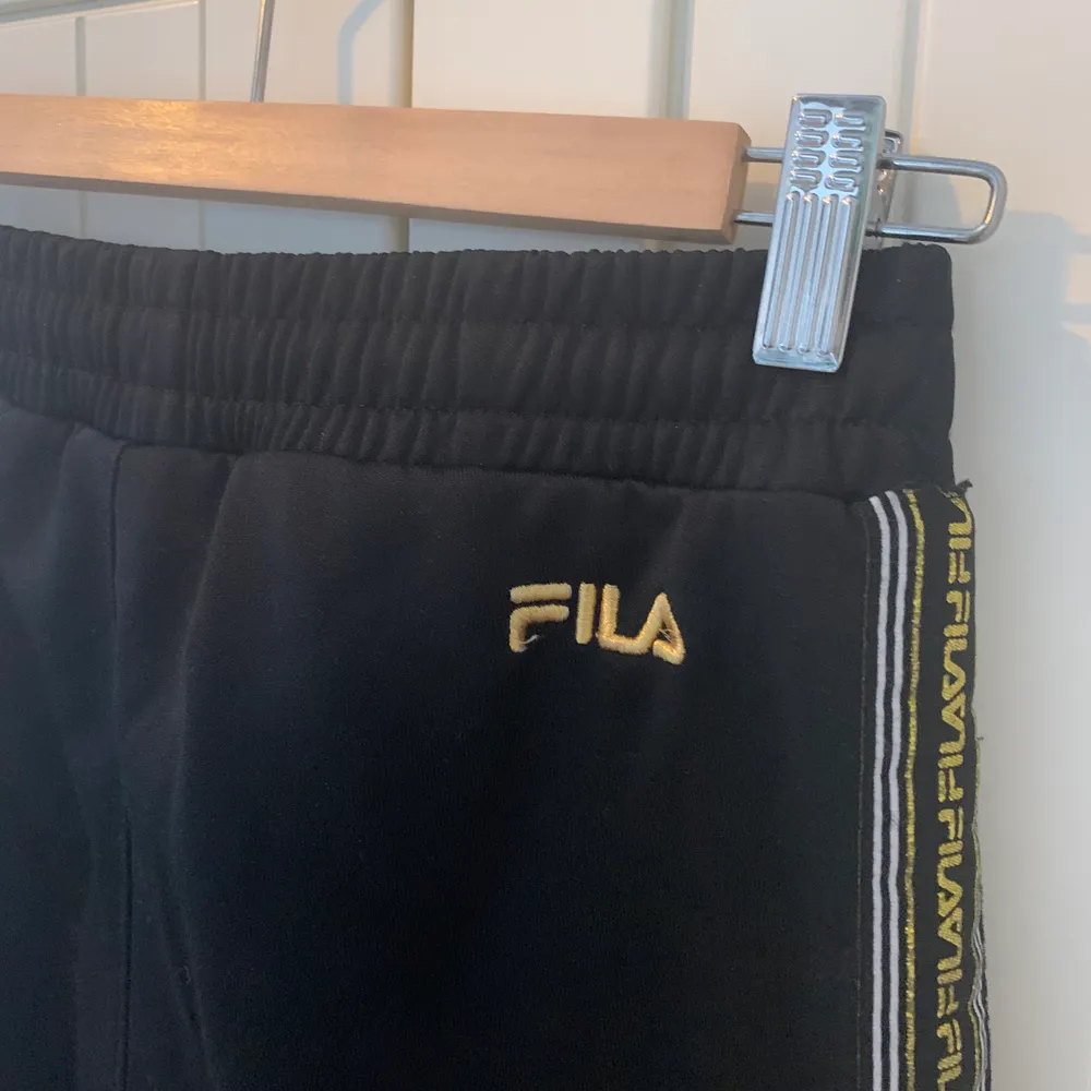 Fila byxor som lutar åt kostymbyxor fast i ett mjukis byx material. Passar till alla tillfällen!💗💗💗💗 Jätte bra skick!. Jeans & Byxor.