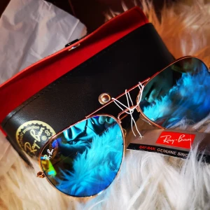 Rayban solglasögon  - Rayban Aviator polarized med guldfärgad frame. Kommer i originalförpackning och aldrig använda. Pris ej fast så kom med bud så kan vi komma överens om något. Bjuder på spårbar frakt. 