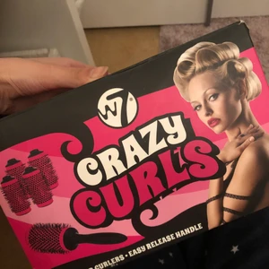 Avtagbar fönborste/rullar - Jag säljer 6 stycken fönborstar som är avtagbara som man kan ha kvar i håret som rullar efter att man har fönat håret. Man klickar på en ”knapp” på borsten för att få av rullen.   Kan mötas upp i Stockholm, om inte så tillkommer frakt. 