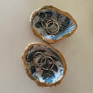 Handgjorda ringskålar med målad guldkant och bladmönster. Söta att ha på byrån eller sminkbordet!