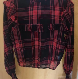 Rutig blus - Skitsnygg rutig blus från gina. Strl 36, väl använd men inga slitningar eller märken. Perfekta festtoppen!!❤️