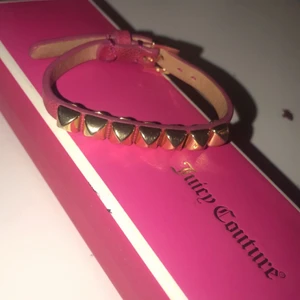 Valentino armband  - Valentino inspirerad armband, i nyskick använd endast en gång. 