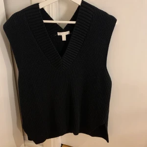 Stickade väst - Fin stickade väst köpt på hm! Slutsåld överallt, väldigt bra skick och använd 2 ggr:) strl S men passar även mig som är xs