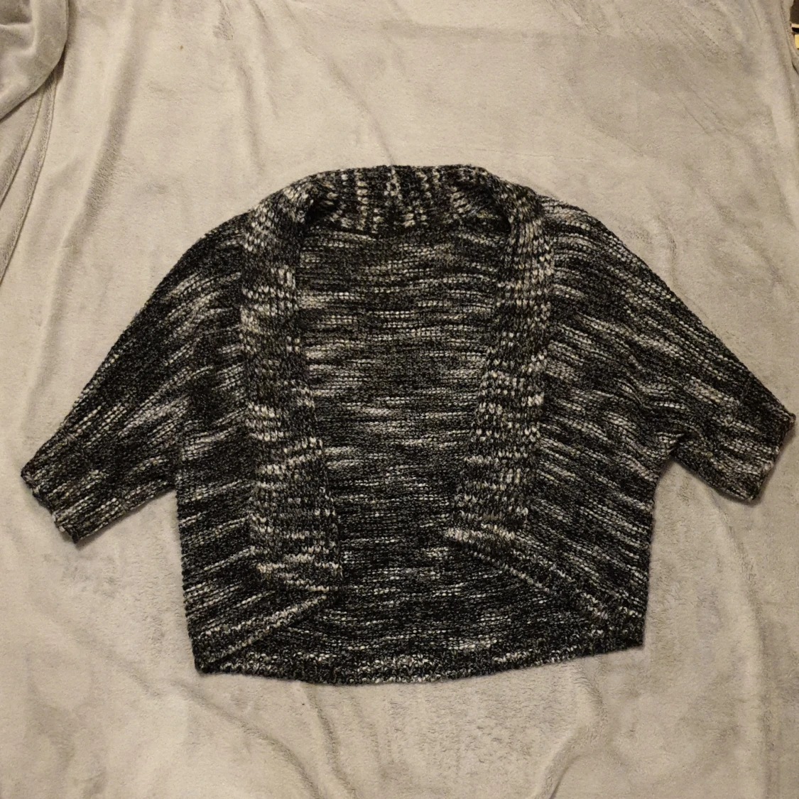 Gosig grå stickad kofta