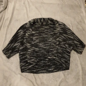 Gosig grå stickad kofta - Trekvartsärm. Fint skick. M men passar även S bra