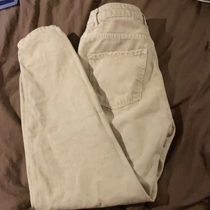 Jeans  - Skit snygga jeans ifrån Gina tricot! Säljer pga att jag inte passar i dom längre tyvärr