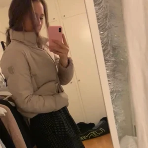 Beige dunjacka - Super varm och skön vinterjacka i en ljusbeige färg med gulddetaljer. Sparsamt använd och i superbra skick. Jackan är köpt på vero Moda, men märket ONLY. Nypris: 600 kr. Säljer den för 250 + frakt (spårbar). 💕