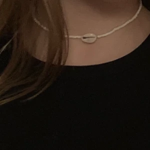 Halsband - Superfint vitt halsband med en snäcka självplockad från Taihland! Frakten är 19kr💓💓