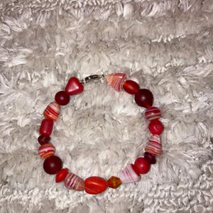 Armband - Sjukt fint rött slött armband med stenar på!💓💓