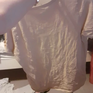 Tröja från new yorker - Då jag aldrig använt denna och ska rensa min garderob så väljer jag att sälja denna tröjan från new yorker i storlek M