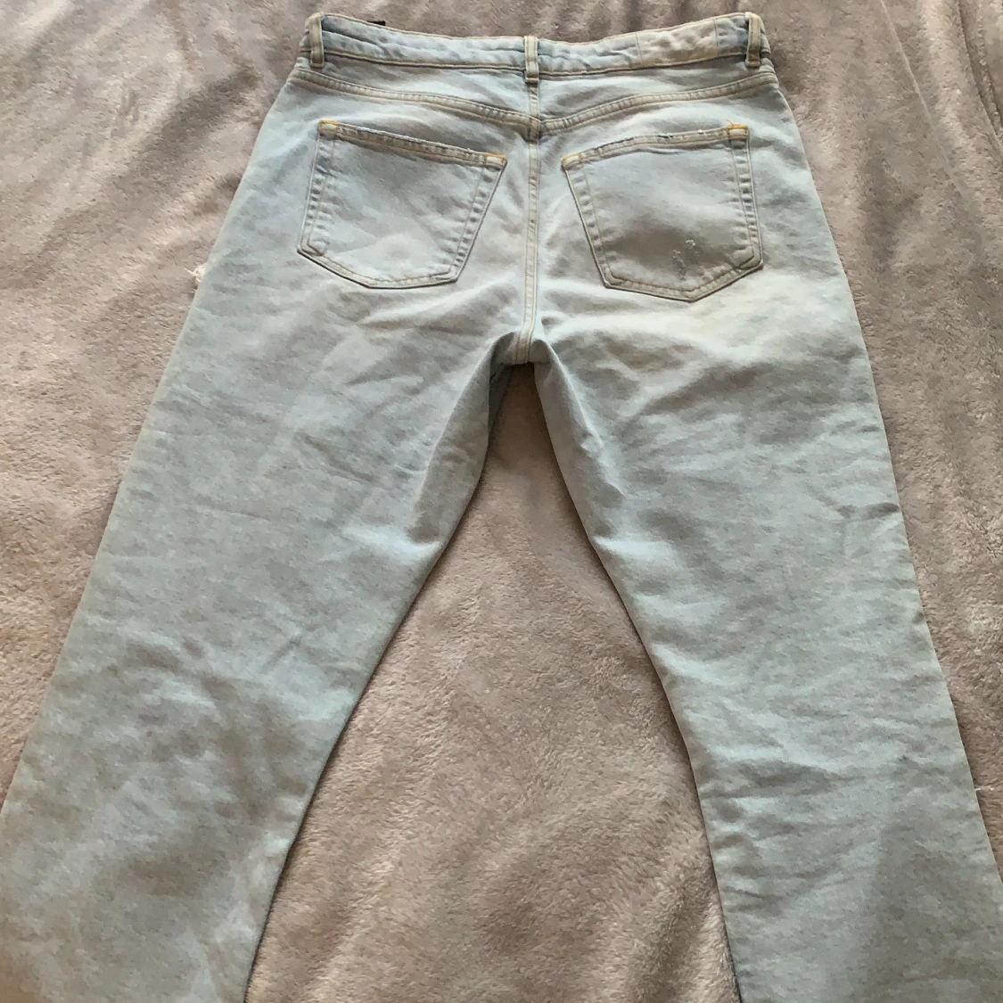 Karve jeans med hål - 90