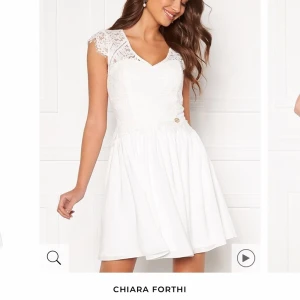 Klänning - Chiara Forthi  - Jättefin vit klänning från Chiara Forthi i strl XS som jag hade på mig på min skolavslutning år 2019, alltså bara använd 1 gång 💕 Nypris 599kr 💝  Tänkte 350kr inklusive frakt men det går att diskutera 💐 Skriv för fler bilder 🥰