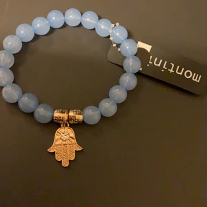 Armband  - Säljer ett jättefint armband för 30kr (+12kr frakt) Helt oanvänd och prislappen finns fortfarande kvar. Hör gärna av dig om du är intresserad! ☺️❤️