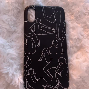 iPhone skal - Svart skal med kvinnokroppar på, sparsamt använd 💃🏼