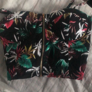 En magtröja i storlek ”s” -  Hej! Säljer denna färgglada magtröja för att den inte används längre samt köpt utomlands Pris: 20 kronor utan frakt Originalpris: 140kr