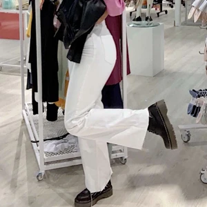 Vita Jeans - Jag säljer nu ett av mina favorit jeans. De är ett par vita jeans från zara i 🤍storlek 38🤍 men skulle säga att dem även passar en 36:a men att dem då blir lite större i modellen. Dem är raw cut så man kan klippa dem utifrån den längd man vill ha dem i. Jag har klippt i dem då de var lite långa för mig när jag köpte dem. Jag är 170 o dem sitter perfekt i längden på mig. Jag säljer dem för 200 om inte större intresse finns🤍🤍