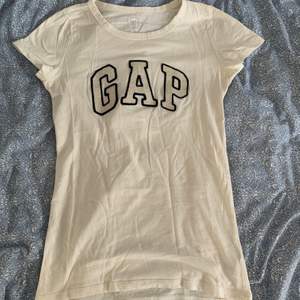 Vit t-shirt från GAP! 80 kr (inklusive frakt) och den är din!💗💗