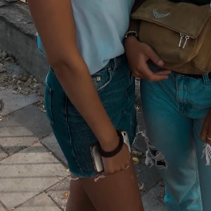 Zara kort jeanskjol - Jeanskjol från Zara med detalj framtill. Två fickor bak respektive fram. Använd men i bra skick, säljer pågrund av att den blivit för liten. Mottagare står för frakt