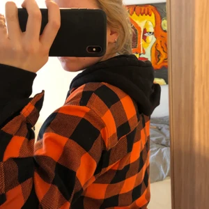 Skjorta/overshirt - En tjockare skjorta med orangea och svarta rutor 🧡🧡🧡🧡🧡 funkar som den är och som overshirt, storlek 1 men skulle säga att den passar xs-m beroende på vilken passform man vill ha 