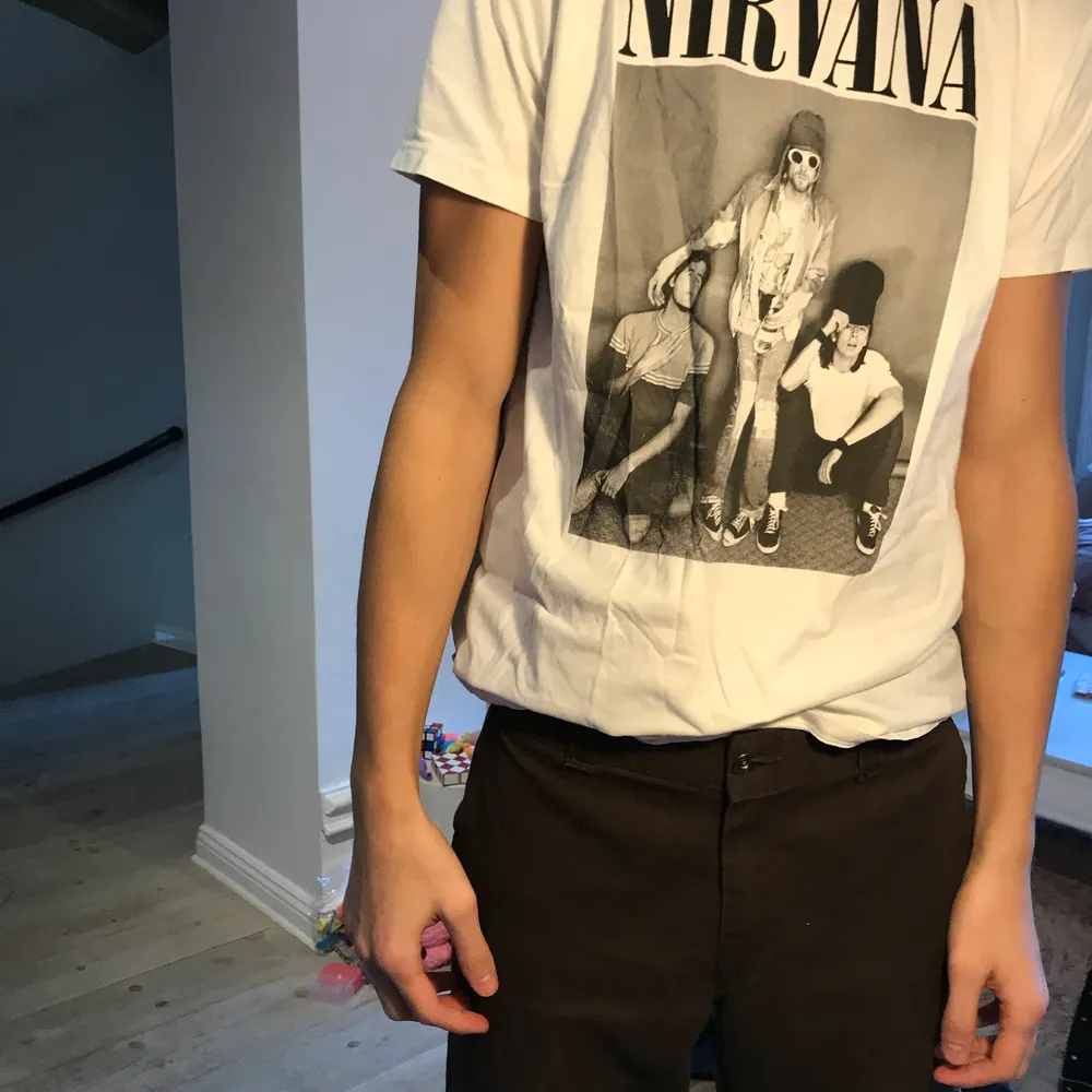 En nästan helt oandvänd Nirvana tee . T-shirts.
