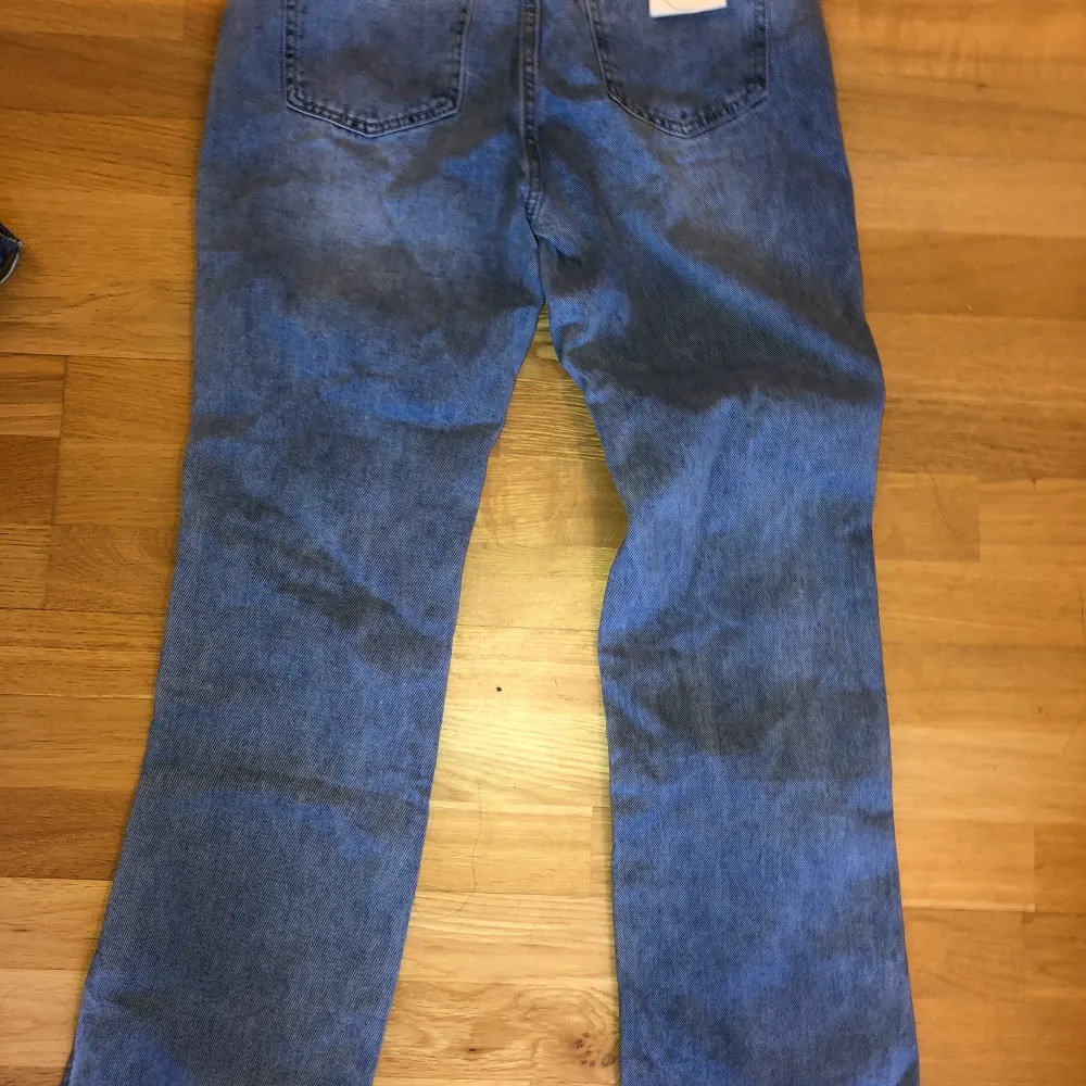 Skitfina jeans med slits på sidorna från Jeans industry (fransk sida) som är för små på mig. Storlek M/38 men passar S skulle jag säga.. Jeans & Byxor.
