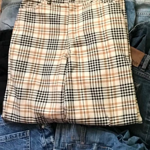 Monki kostymbyxor ish  - NY SKICK , PRIS KAN DISKUTERAS DET ÄR BARA ATT SKRIVA ❤️,Ett par monki byxor som är as snygga till tex ett par Nike strumpor, säljer pga för små för mig :( änvänt en gång i storlek 32!!TVÄTTADE!! Skriv för bättre bilder :))💖💖💖