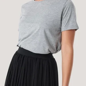 Kjol från nakd  - En helt oanvänd kjol från nakd , endast testad en gång. Säljer för 100 eller buda 😊 köparen står för frakt, om ni har frågor kom gärna privat 😊