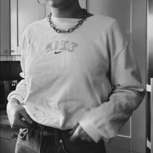 Vintage Nike Crewneck - Nike crewneck från 80/90tal köpt second hand i Kalifornien förra sommaren. Jag har normalt S och är 175 lång. Något croppad på mig (se bild). Utgångspris 100kr och budgivning i kommentarerna, frakt tillkommer på ca 50kr. 💜 ENDAST SERIÖSA BUD 💜