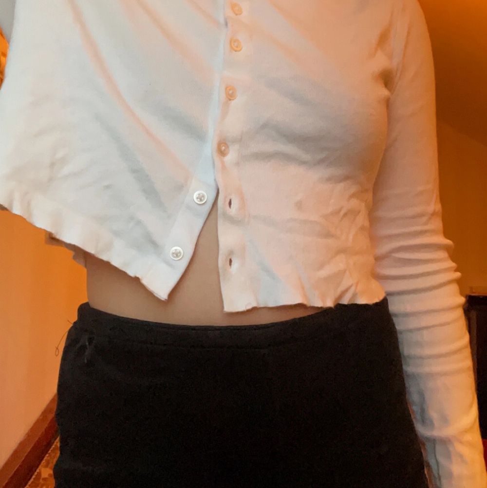 Vit långärmad Brandy Melville tröja/kofta i mycket gott skick (använd fåtal gånger!!), säljer då jag knappt använder den. står ”one size fits all” storleksvis men skulle tippa på att den ligger runt XS-S. tar emot bud och kan även byta mot andra klädesplagg, frakt diskuteras! <3. Tröjor & Koftor.