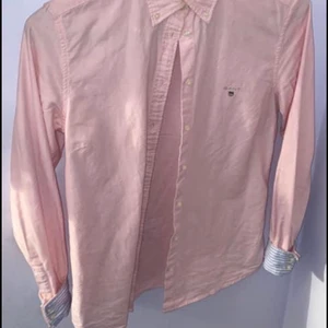 Ralph Lauren skjorta dam - Mycket fin rosa Ralph Lauren skjorta storlek S säljes, använd 1 Max 2 gånger mycket fint skick. DM för intresse ❤️ pris kan diskuteras 
