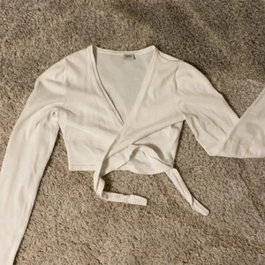 Vit söt top - Vit söt topp med omlott-detalj som man kan knyta hur man själv vill💓 Väldigt bra skick och söt till sommaren. Priset kan diskuteras✨ Det är storlek M men jag som har S kan ha den också!!