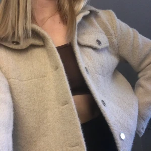 Jacka  - Beige jacka från h&m i storlek 38